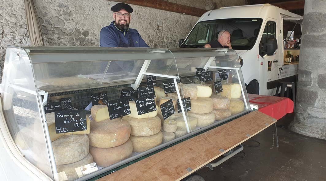 Marché de Campan - fromages de Pierre Lacrampe